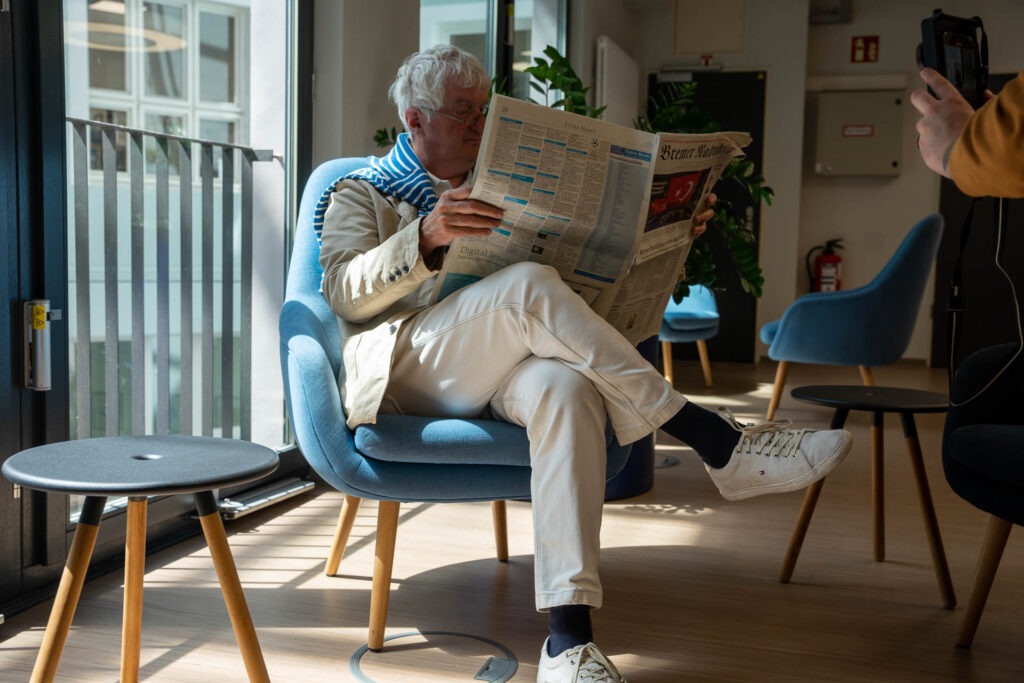 Ein Mann liest eine Zeitung in der Lese-Lounge.