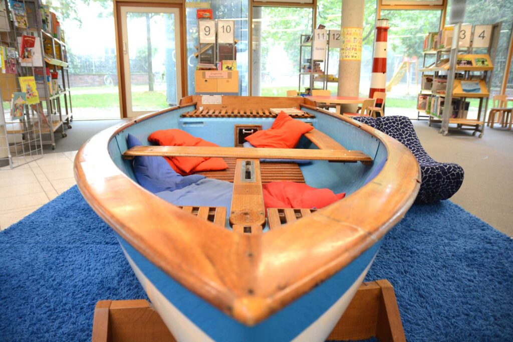 Boot in der Kinderbibliothek.