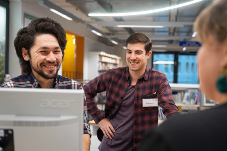 Les employés de la bibliothèque conseillent un client