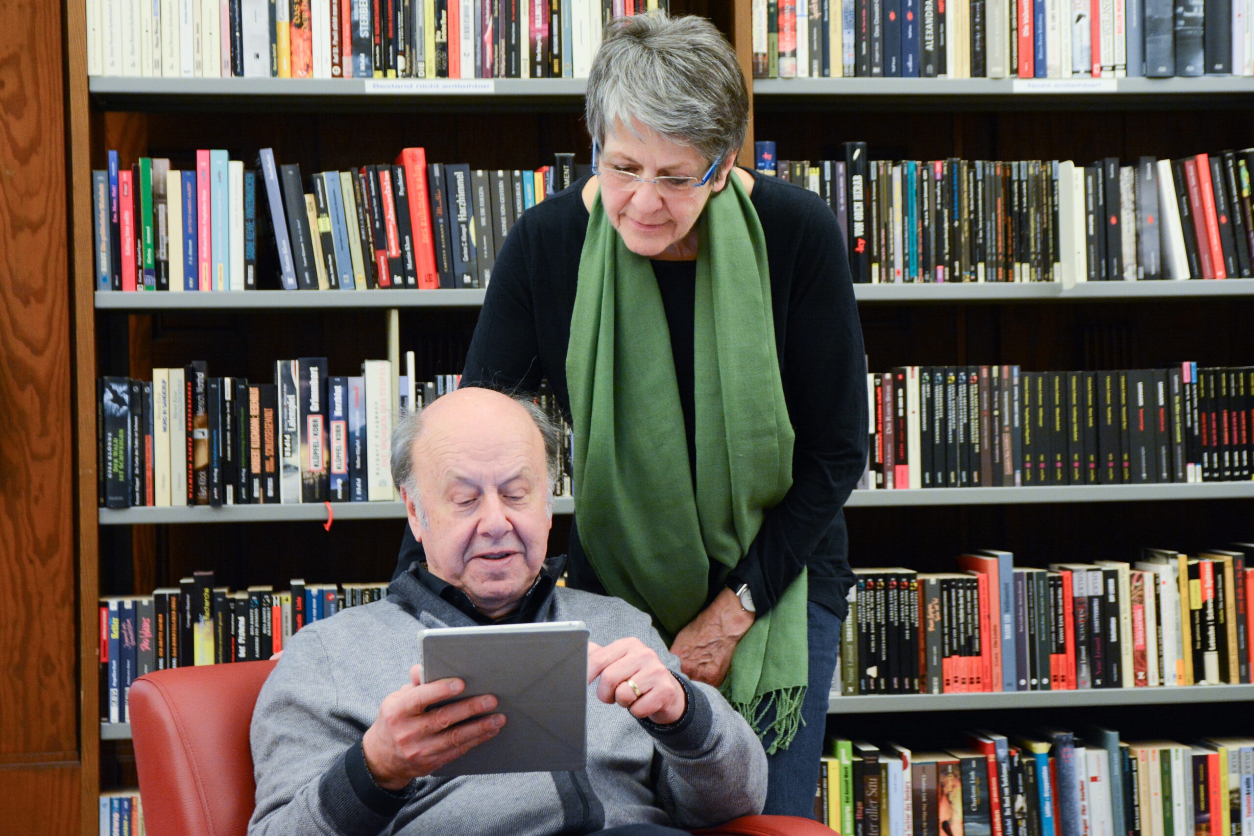 Senioren beim Lesen mit dem Tablet