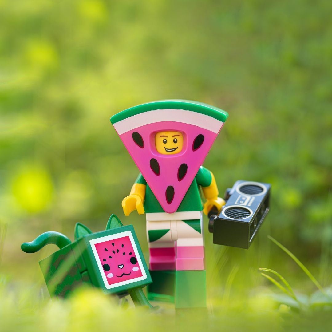 Auf diesem Foto ist eine Lego-Figur zu sehen, die einen Melonenhut trägt. Die Legofigur ist das Zeichen des diesjährigen Ferienclubs.