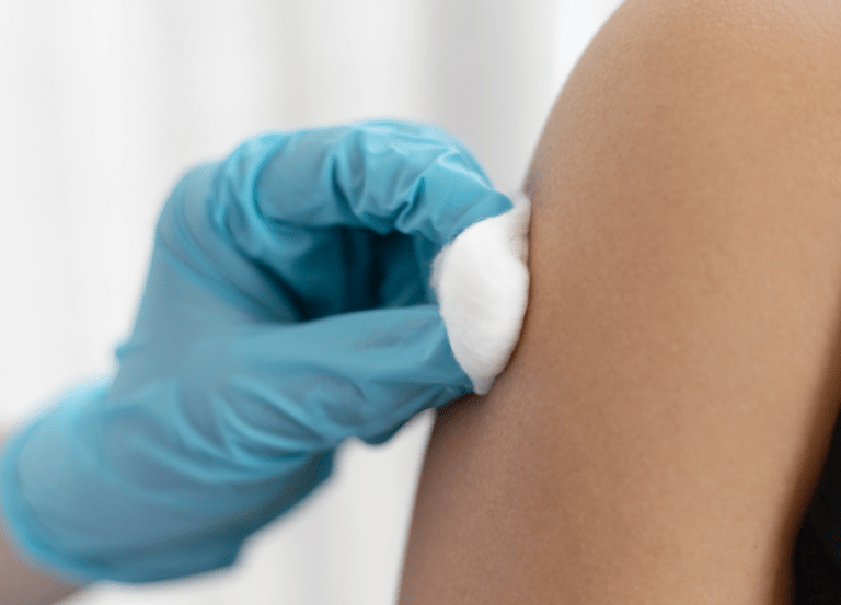 پس از واکسیناسیون، یک توپ پنبه ای روی بازوی فرد فشار داده می شود