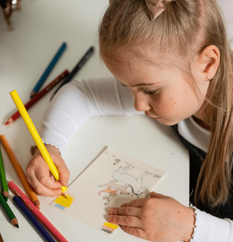 Bir çocuk kartpostal boyuyor