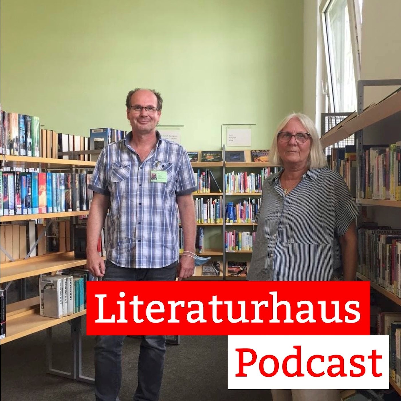 Andreas Gebauer und Marion Nitschmann stehen nebeneinander in der Gefangenenbibliothek.