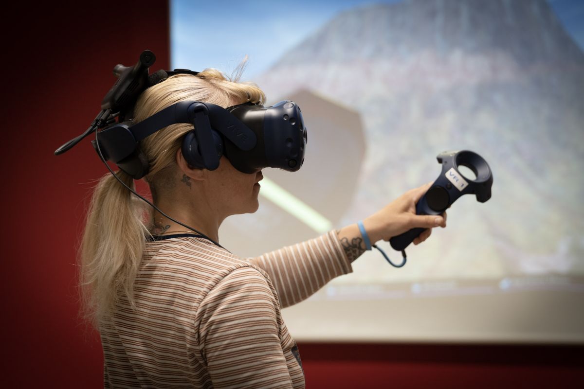 Eine Person spielt an der VR-Station