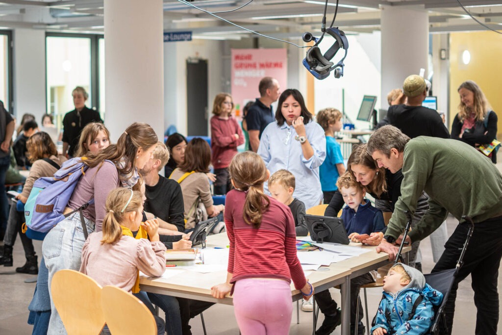 Multă lume în bibliotecă