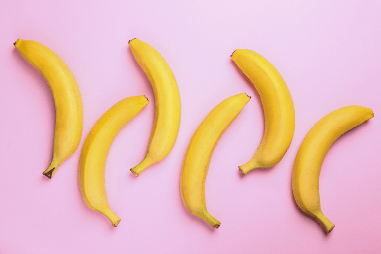 Mehrere Bananen vor rosa Hintergrund