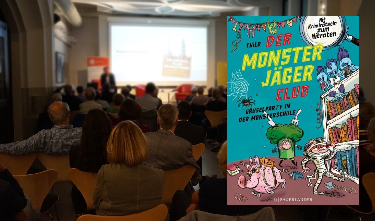 Das Buchcover "Der Monsterjägerclub" vor dem Hintergrund einer Veranstaltung.