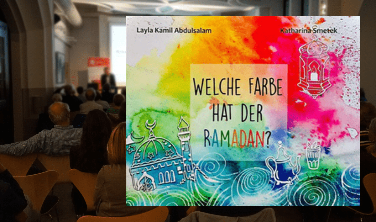 Das Buchcover "Welche Farbe hat der Ramadan" vor dem Hintergrund einer Veranstaltung.