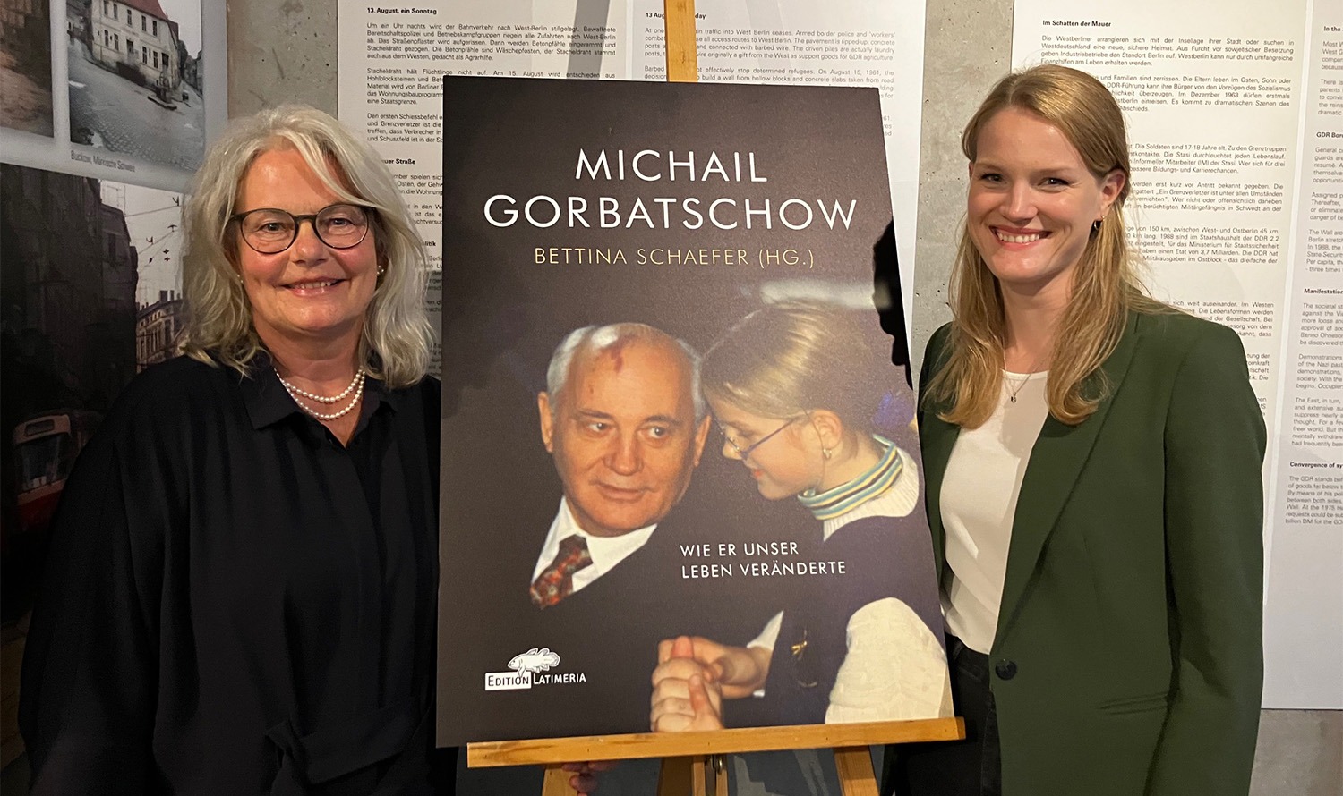 Coperta cărții „Mikhail Gorbaciov – Cum ne-a schimbat viața” este pe un șevalet, alături de doamna Eichwede.