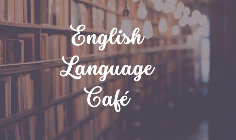 Der Schriftzug "English Language Café" ist vor einer Bücherwand zu sehen.