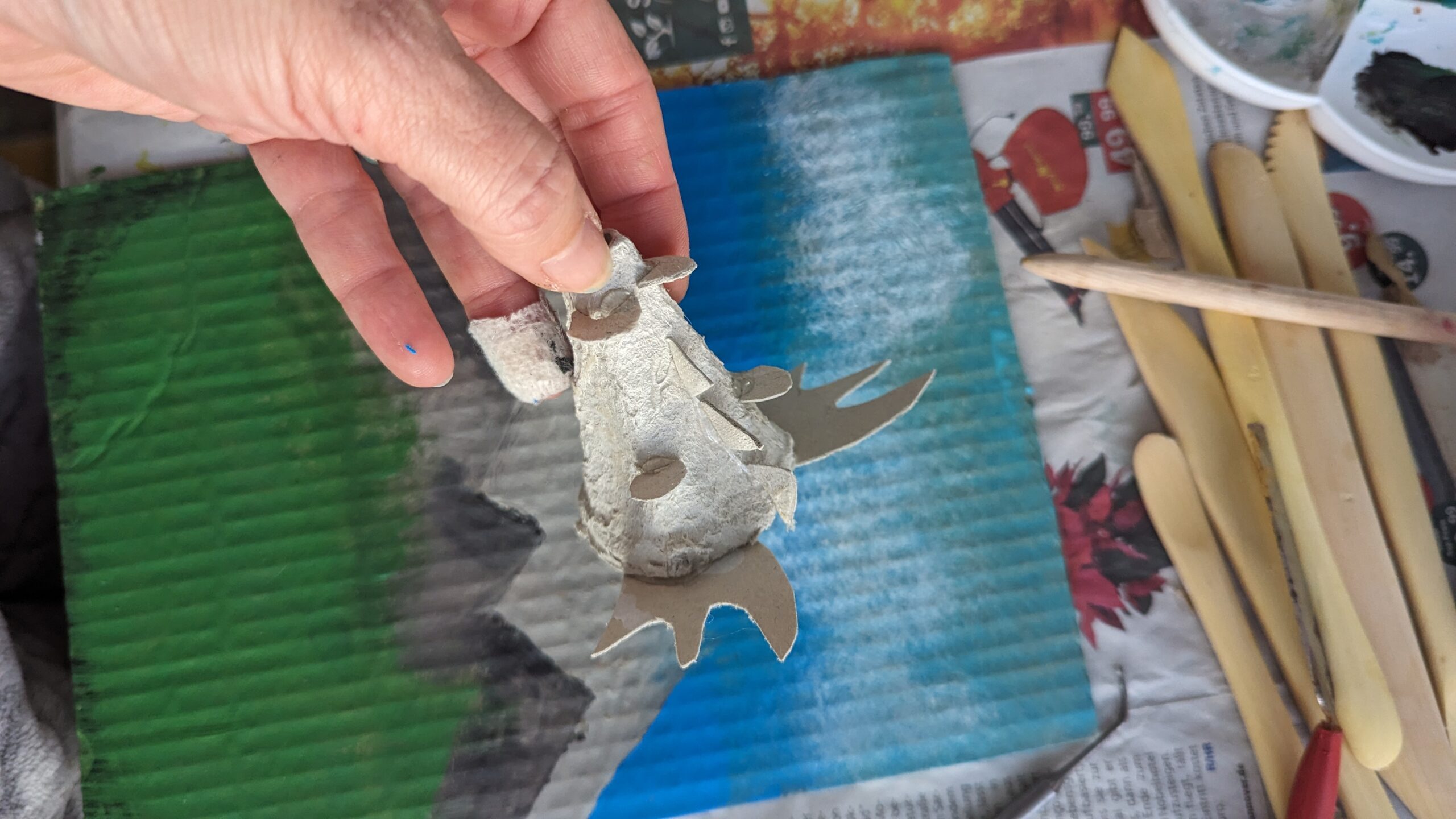 Cabeza de dragón artesanal hecha de papel maché