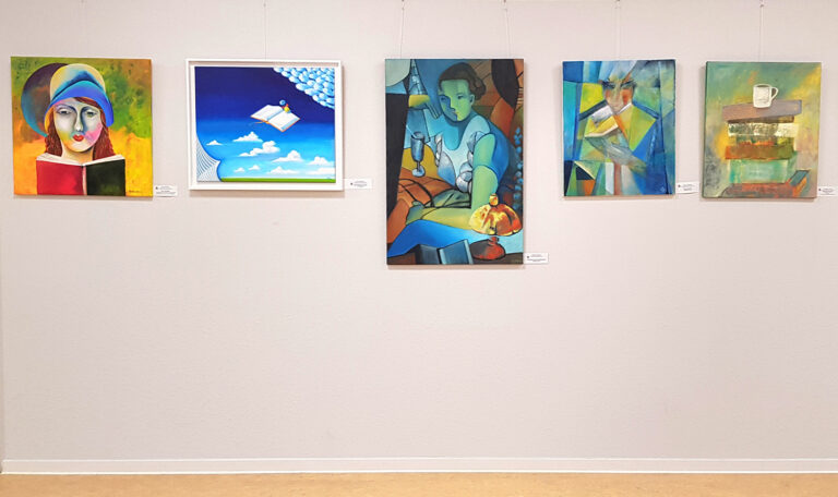 5 Gemälde hängen an der Wand in der Huchtinger Bildergalerie.