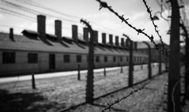 Czarno-biała fotografia obozu koncentracyjnego.