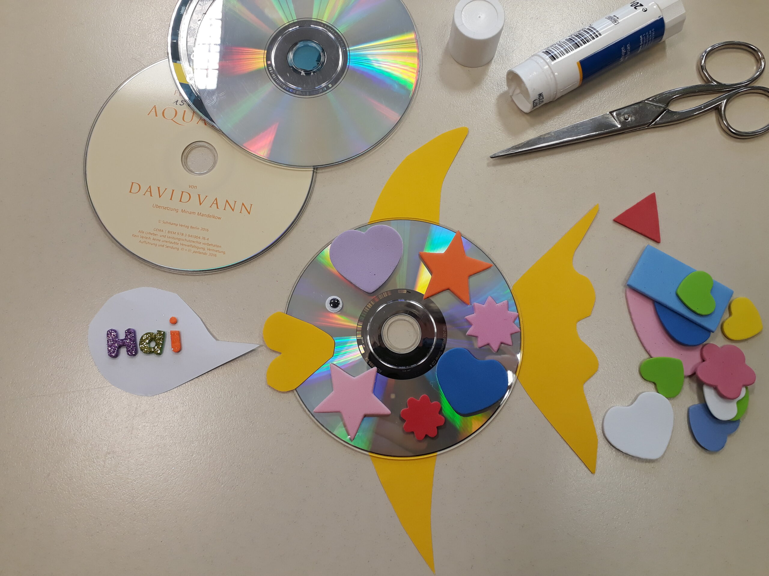 Masa Craft cu CD-uri vechi din care se poate face peste