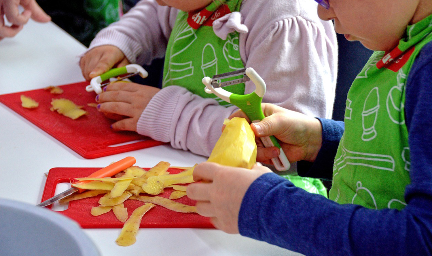 Niños pelando patatas