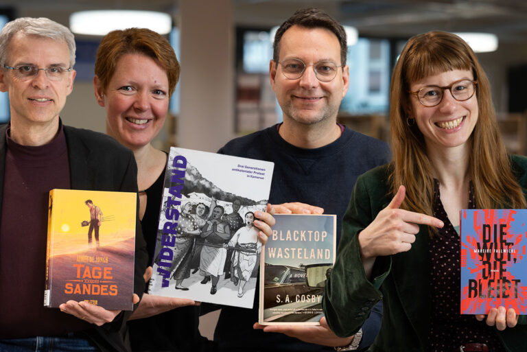 Four employees of the Stadtbibliothek show their media tips