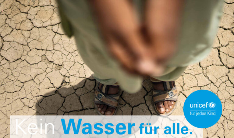 Eine Person steht auf einem dürren Boden und streckt die Hände aus. Am unteren Bildrand erstreckt sich der Schriftzug "Kein Wasser für alle" und das UNICEF-Logo.