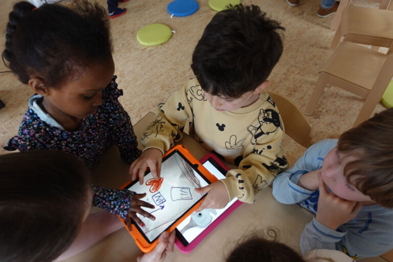 Kinder an einem iPad