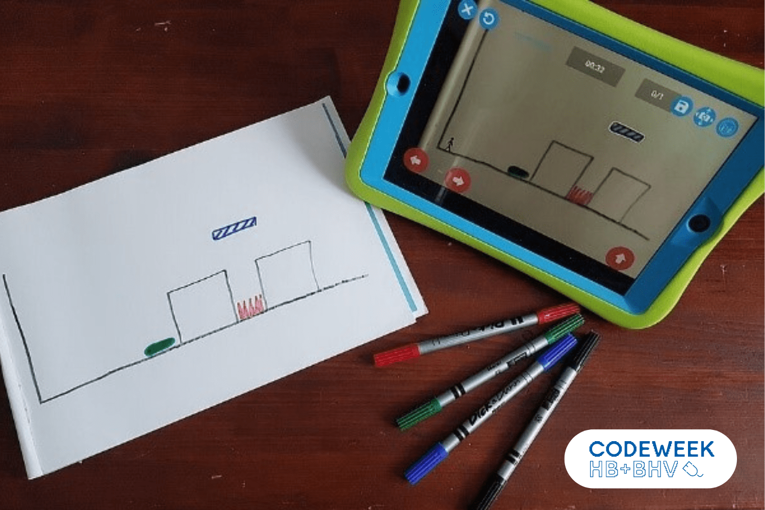 مجموعة من الآيباد والأقلام وورق الرسم