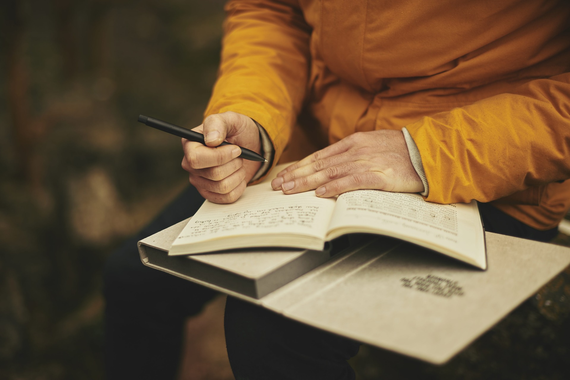 Frau hat offenes Notizbuch vor sich liegen