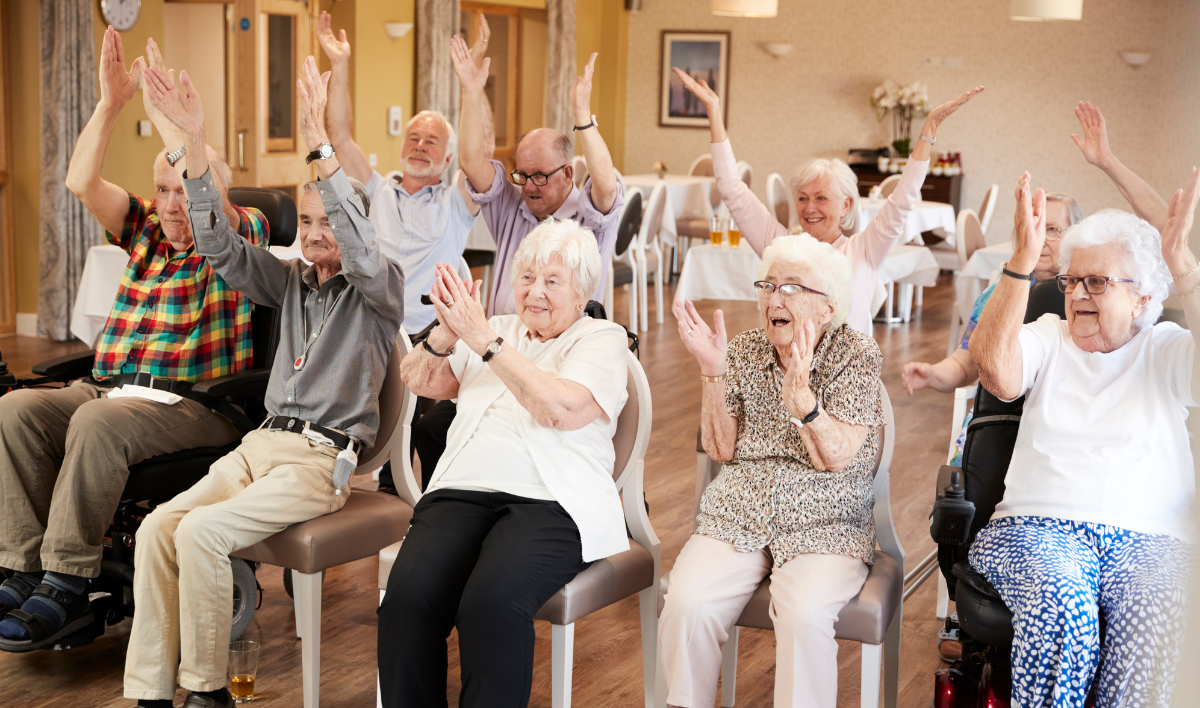 Personas mayores bailando sentadas