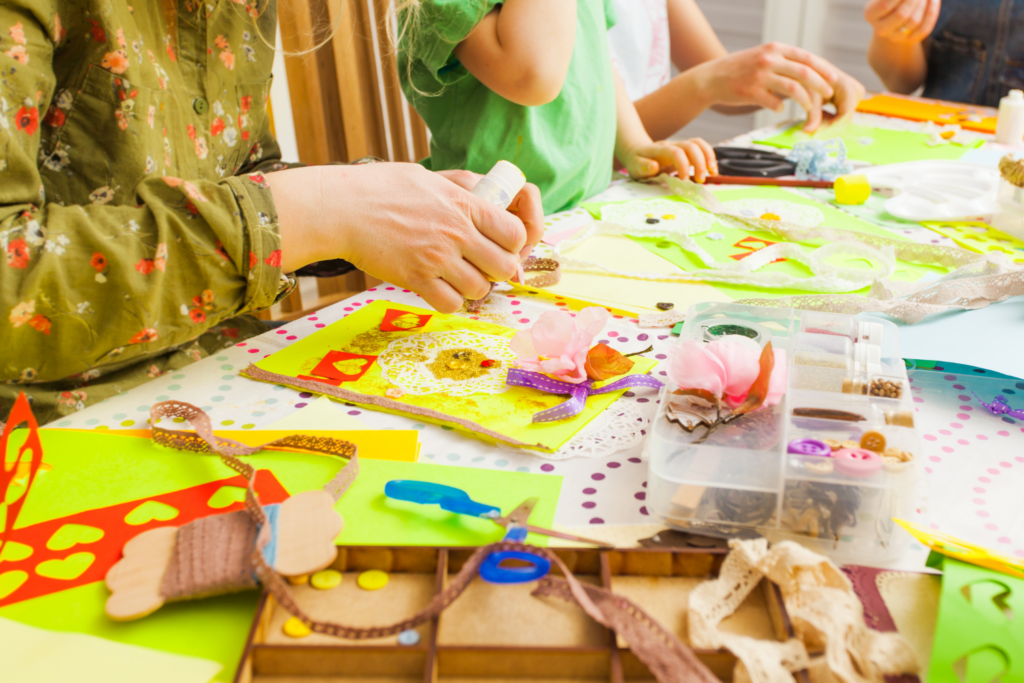 les mains des enfants font de l&#39;artisanat