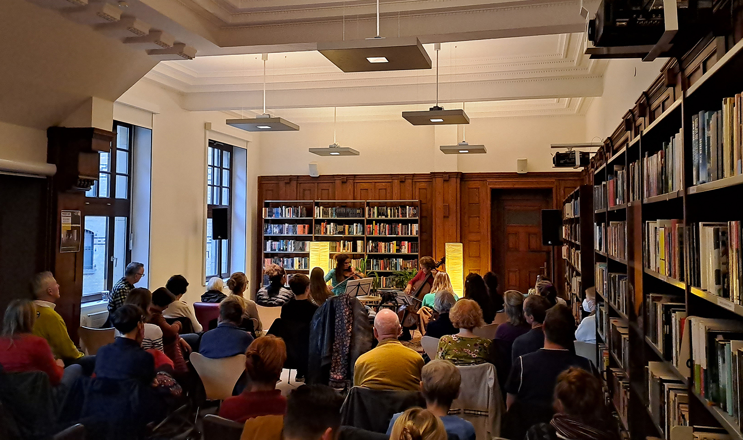 La imagen muestra un concierto en la biblioteca criminalística.