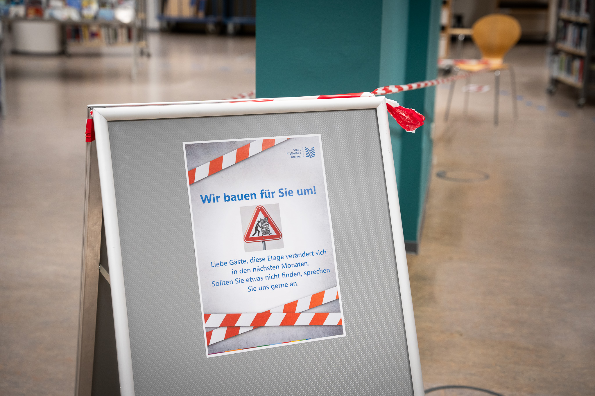 Un cartel anuncia las obras de construcción en la biblioteca.